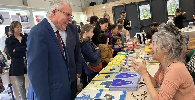 photo  le festival du livre jeunesse 2025 de la ferté-bernard a attiré plus de 3 000 visiteurs, parmi lesquels le maire didier reveau (à gauche).  &copy;  le maine libre 