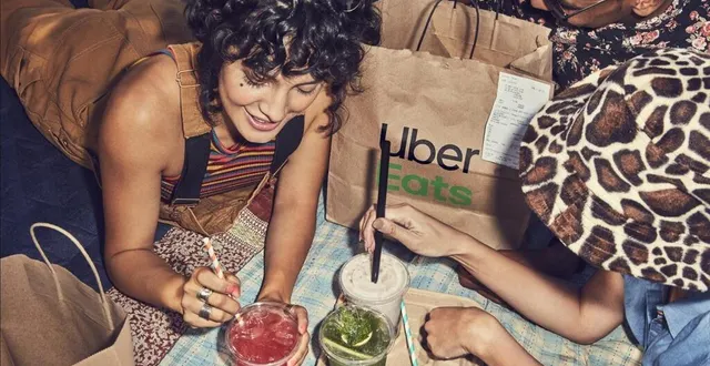 photo  le service de livraison de repas à domicile uber eats sera accessible à sablé-sur-sarthe à partir de jeudi 20 mars 2025.  &copy;  @ubereats 