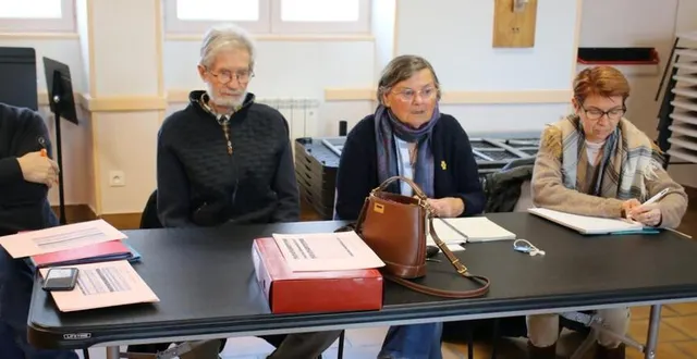 photo  martine foulcault, 2e, à droite, accompagnée des membres du bureau.  &copy;  le maine liibre 