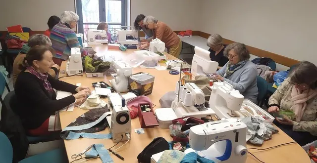 photo  la ruche des couturières du samedi s’active autour de la table.  &copy;  co 