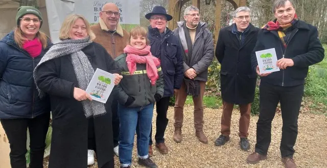 photo  élus et partenaires lors de la présentation du premier topoguide de randonnées en forêt de bercé.  &copy;  le maine libre 