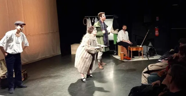 photo  au centre, clémence penicault donne vie à modestine, cette ânesse qui accompagne le voyageur sur les chemins des cévennes.  &copy;  ouest-france 