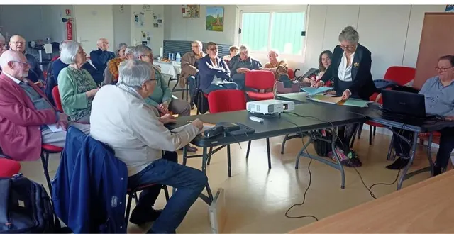 photo  ghislaine flotté, la présidente de l'association (debout), a présenté le bilan des activités.  &copy;  ouest-france 