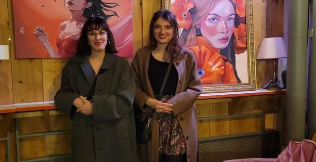 photo  laura et mathilda devant leurs créations au théâtre de chaoué  &copy;  ouest-france 