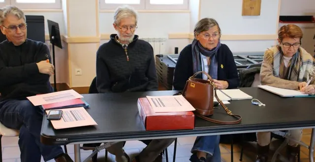 photo  martine foucault, (2e à droite), accompagnée des membres du bureau.  &copy;  ouest-france 