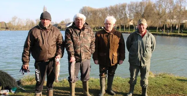 photo  rémi loutreuil, trésorier, christian bisson, président, (au centre), accompagnés de pêcheurs.  &copy;  ouest-france 