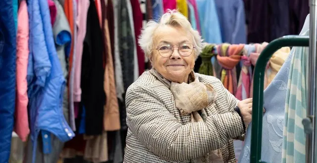 photo  « il faut trier, il ne faut pas leur laisser ce qui est troué, ce qui est sale… » rappelle marie-claude gadras, 85 ans, venue déposer des vêtements à la ressourcerie des biscottes.  &copy;  co – régine lemarchand 
