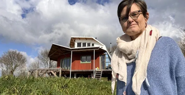 photo  cyrielle delahaye a investi une maison autonome à combrée (maine-et-loire), qui correspond à ses valeurs.  &copy;  ouest-france 