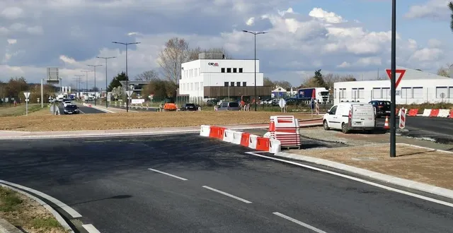 photo  les travaux sont dans les temps, le nouveau giratoire est en cours de finalisation à la sortie nord de la ville.   &copy;  le maine libre 