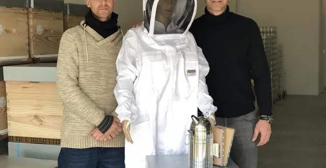 photo  loïc moro, à gauche, et johan chesneau dans la nouvelle boutique la jocondienne, à ruaudin.  &copy;  le maine libre 