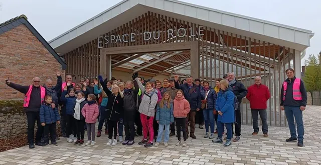 photo  les participants de la marche rose, avant le départ, dimanche 16 mars 2025, devant l’espace du rôle, à solesmes.  &copy;  ouest-france 