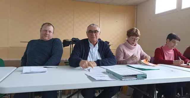 photo  alain leduc, au centre, a remercié sébastien morin d’accueillir le prochain comice agricole.  &copy;  le maine libre 