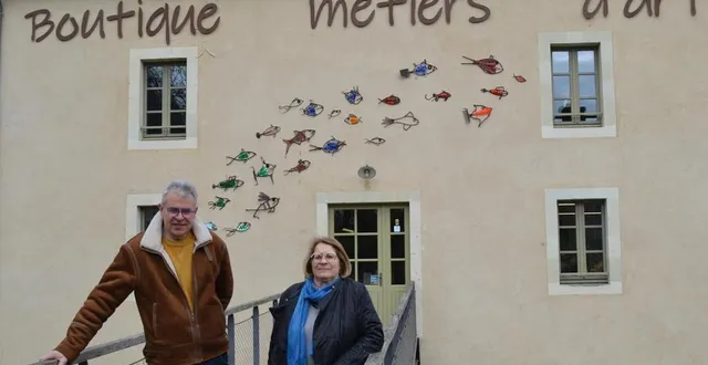 photo  dominique bourneuf passe la main à colette chappuis à la présidence de l’association.  &copy;  le maine libre 