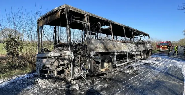 photo  un car scolaire circulant entre candé et la cornuaille a pris feu, ce mardi 18 mars 2025, au petit matin. seul à bord, le chauffeur a rapidement pu évacuer le véhicule.  &copy;  ouest-france 