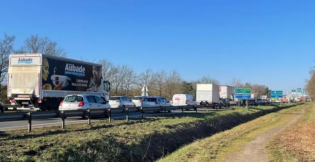 photo  la route de paris, dans le secteur de champagné, est complètement bouchée ce mardi 18 mars, à 9 h.  &copy;  le maine libre 