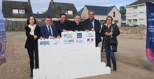 photo  beaufort, zac de la poissonnière, le 7 mars 2025. autour du président de baugeois-vallée philippe chalopin et du maire de beaufort-en-anjou alain dozias, les partenaires du projet ont symboliquement posé la première pierre de la résidence seniors.  &copy;  co – agathe le nueff 