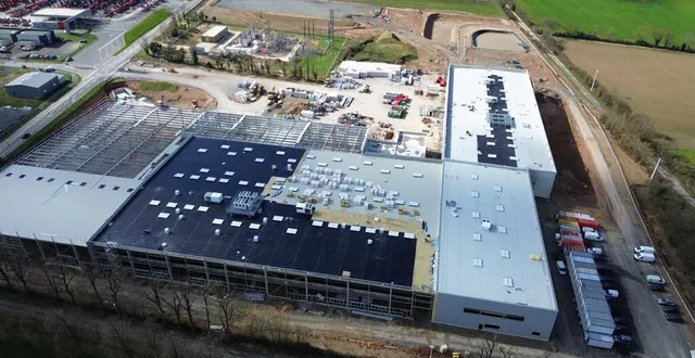 photo  le chantier impressionnant de la nouvelle unité de mantou group, sur la zone du tesseau nord, à candé.  &copy;  manitou group 