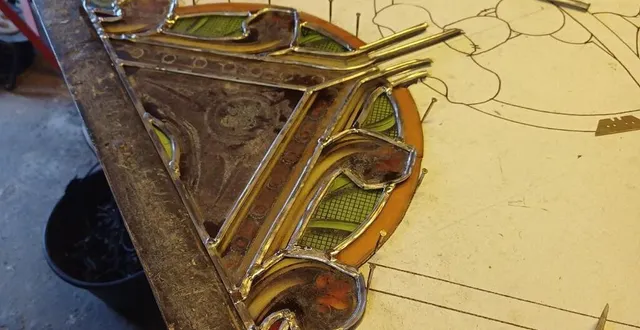 photo  un des vitraux sur l’atelier du vitrailliste philippe domin-fassero, en cours de restauration.  &copy;  ouest-france 