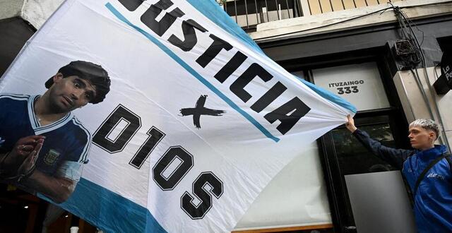 photo des fans réclament justice pour leur dieu, diego armando maradona. © luis robayo - afp