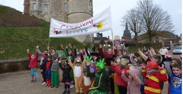 photo  petite pause devant le château, les enfants ont animé la place.  &copy;  ouest-france 