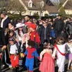 photo  le cortège des enfants avec leurs parents. 