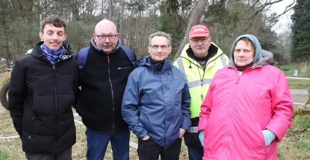 photo  le président michel besnard avec le secrétaire, son petit-fils et deux commissaires (à droite).  &copy;  le maine libre 