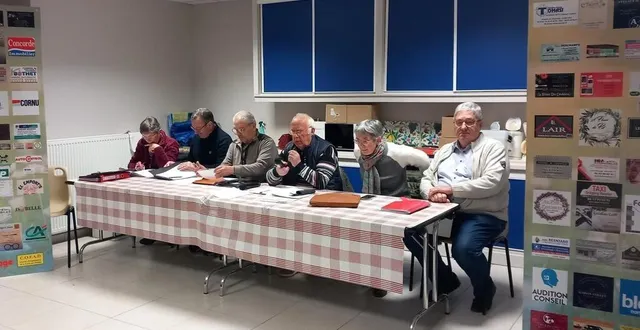 photo  le bureau du comité d’organisation de la foire aux dindes de sées reste inchangé pour 2025. de gauche à droite : monique février, secrétaire ; jacky olivier, vice-président ; raymond huet, président ; martine lemoine, représentant la mairie et christian sechet, trésorier.  &copy;  ouest-france 