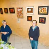 photo  à gauche, martine germain, 3e maire adjointe en charge de la culture, présente au public sylvie grich, artiste peintre et écrivaine, devant ses nombreuses œuvres. 