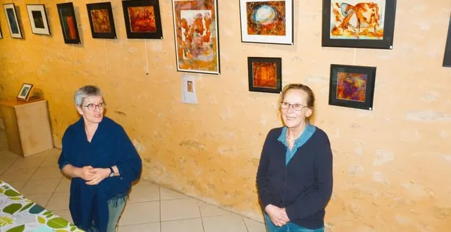 photo  à gauche, martine germain, 3e maire adjointe en charge de la culture, présente au public sylvie grich, artiste peintre et écrivaine, devant ses nombreuses œuvres.  &copy;  ouest-france 