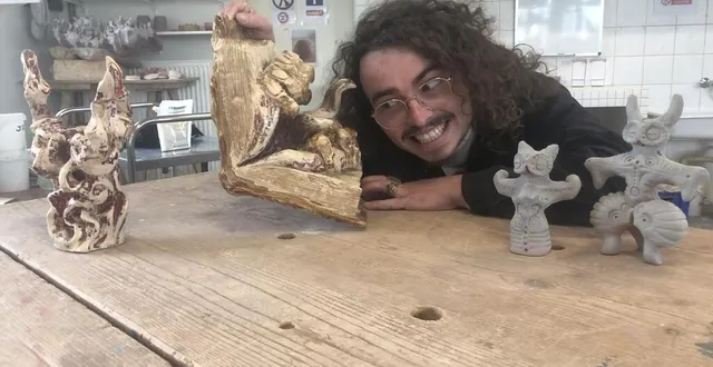 photo  les œuvres en céramique d’ox peuvent se montrer dangereuses. ici, l’une d’elles tente de le manger.  &copy;  ouest-france 