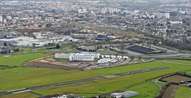 photo  à deux pas de l’aérodrome, au nord de cholet, thales construit son avenir à la touche, où elle va déménager ses activités.  &copy;  archives co – étienne lizambard 