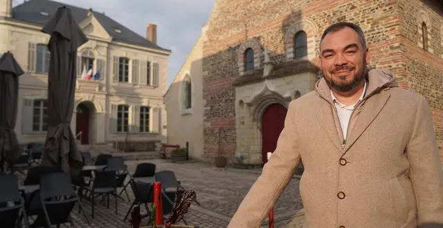 photo  jérémy girault, place simone-veil, celle de l’église et de la mairie de savennières. « je travaille pour tout le monde. l’important, c’est que la commune soit vivante et surtout pas un village-dortoir. »  &copy;  ouest-france 