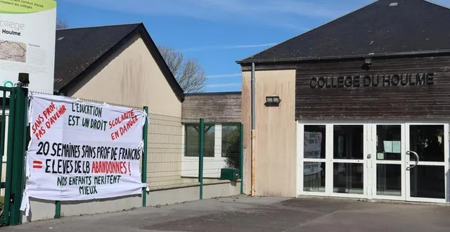photo  une banderole a été accrochée à la grille du collège du houlme, à briouze. depuis début novembre, une classe de quatrième n’a plus de professeur de français.  &copy;  ouest-france 