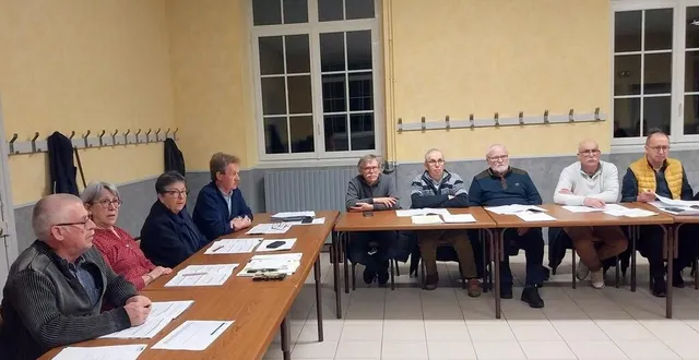 photo  durant le conseil communautaire, à partir de la gauche pierre correyeur, vice-président ; claudine bellenger, présidente ; maryse oliveira et gérard ramage, vice-présidents et des conseillers communautaires.  &copy;  ouest-france 