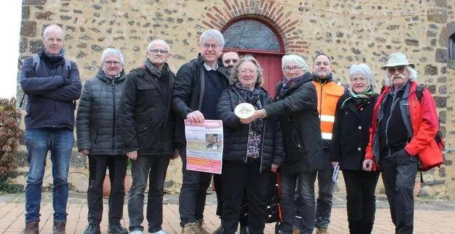 photo  à la chapelle saint-fray, sébastien garnier, président de châtillon patrimoine (affiche en main), aux côtés de sonia moinet, maire et christine lemaitre, présidente de compostelle 72 et des bénévoles. le groupe est photographié ici lors de repérages.  &copy;  crédit : châtillon patrimoine 