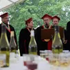 photo  la confrérie des chevaliers de la puette et du franc-pinot, incontournable au salon des vins de jasnières et coteaux du loir. 