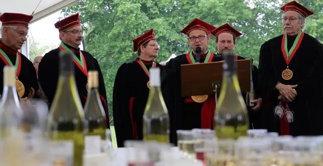 photo  la confrérie des chevaliers de la puette et du franc-pinot, incontournable au salon des vins de jasnières et coteaux du loir.  &copy;  archives ouest-france 