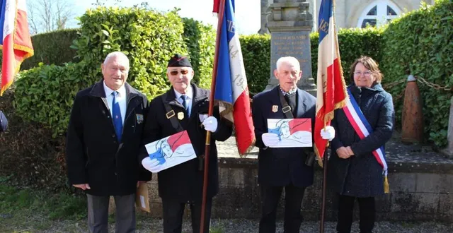 photo  le commandant daniel thuault, roger louisfert et christian beauvalon, porte-drapeaux honorés et sylvie poirier, maire de l’orée d’écouves, lors de la remise d’insignes aux porte-drapeaux.  &copy;  ouest-france. 