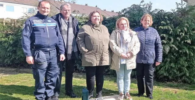 photo  vincent salido, bernard soul, séverine margerie, virginie bernou et michelle pothé présentant une des quatre trappes déposées sur le site.  &copy;  ouest-france 