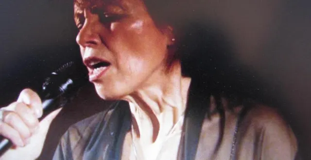 photo  le frisson à fleur de peau, l’émotion au bord des lèvres, maria pereira, venue de son portugal natal, rend la tristesse belle et sensuelle. elle insuffle cependant au fado une touche d’allégressequ’accompagne la guitare à douze cordes métalliques.  &copy;  dr 