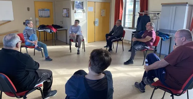 photo  tous les jeudis matin des adeptes de chi kong se réunissent à la maison des associations pour écouter les conseils de leur coach.  &copy;  le maine libre 