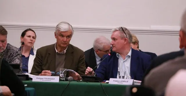 photo  philippe toussaint (à gauche) a exprimé ses inquiétudes sur les finances de la cdc, frédéric leveillé a tenté de le rassurer.  &copy;  ouest-france 