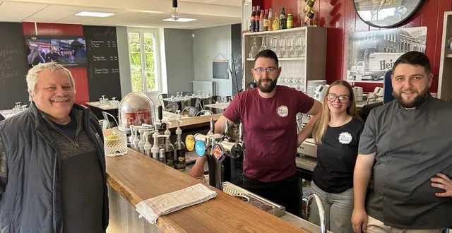 photo  marc querolle, maire de pervenchères ; romuald chanteloup, gérant de la p’tite pause ; son frère florian, cuisinier, et leur serveuse, victoria crosnier.  &copy;  ouest-france 
