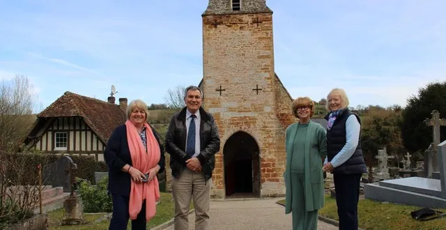 photo  de gauche à droite : agnès laigre (maire), bruno gérard, anouchka ancona (présidente) et chrissie green.  &copy;  ouest-france 
