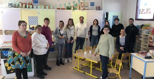 photo  les stagiaires adultes de l’atelier de fabrication de bougies.  &copy;  le maine libre 
