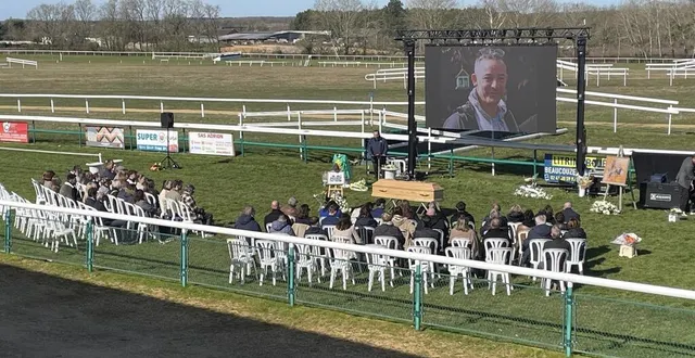 photo  le jockey alexandre roussel est décédé vendredi 14 mars 2025. quelque 600 personnes lui ont rendu un dernier hommage à l'hippodrome de durtal (maine-et-loire), ce jeudi 20 mars 2025.  &copy;  ouest-france 