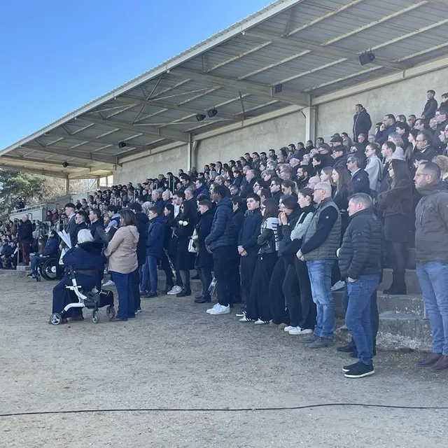 photo quelque 600 personnes se sont réunies à l’hippodrome de durtal (maine-et-loire), ce jeudi 20 mars 2025, pour rendre un dernier hommage au jockey alexandre roussel, décédé le 14 mars dernier à 49 ans.  ©  ouest-france