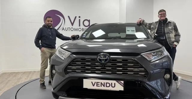 photo  hamed braiki et alexandre eberth dirigent la nouvelle agence via automobile à alençon.  &copy;  ouest-france 