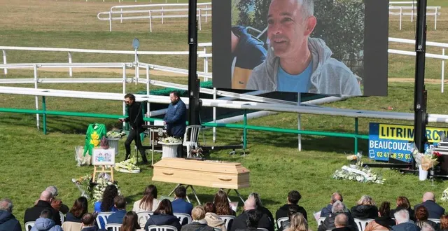 photo  jeudi 20 mars 2025, à durtal (maine-et-loire), plus de 600 personnes ont rendu un dernier hommage à l’ancien jockey alexandre roussel, décédé le 14 mars.  &copy;  ouest-france 
