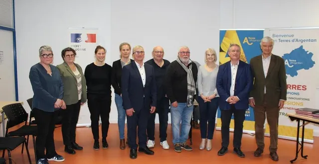 photo  la sous-préfète d’argentan et les élus après la signature de la convention d’objectifs.  &copy;  ouest-france 